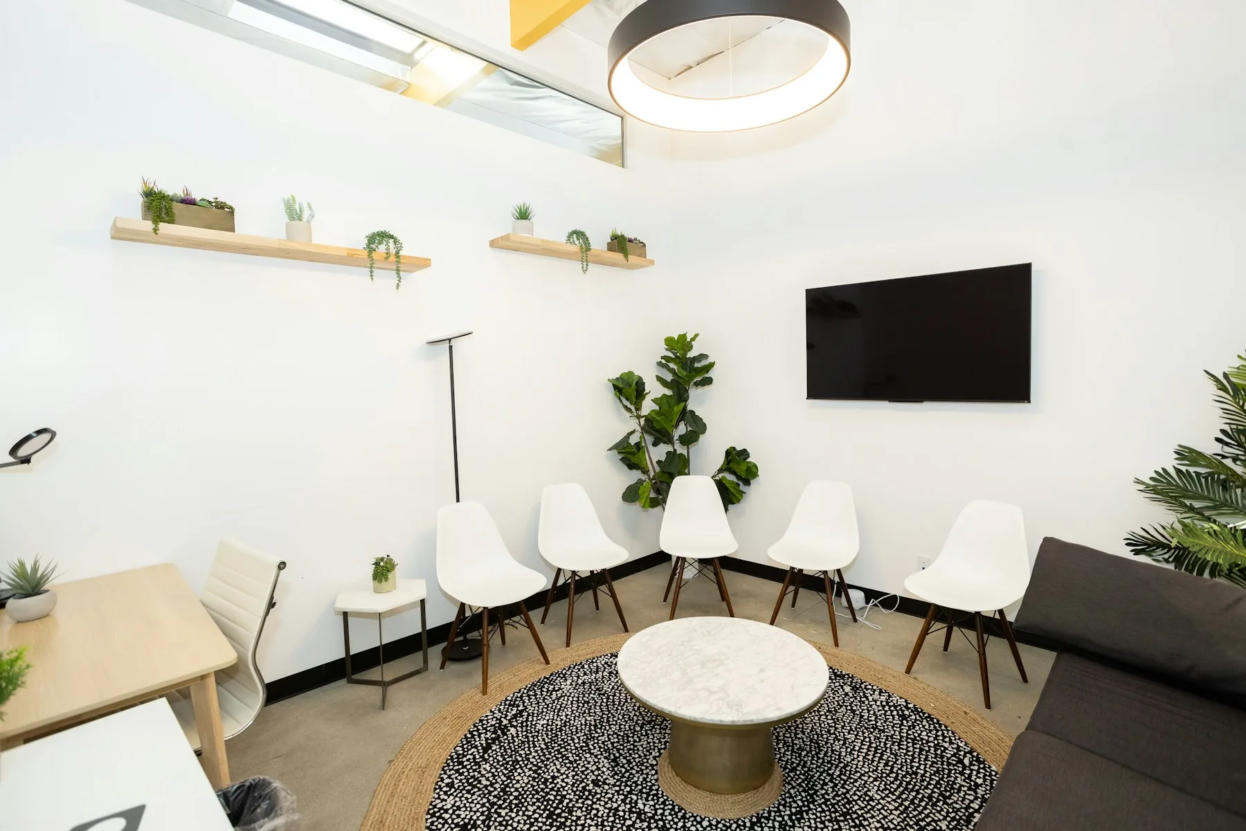Recepção contemporânea de clínica com assentos confortáveis e iluminação natural.