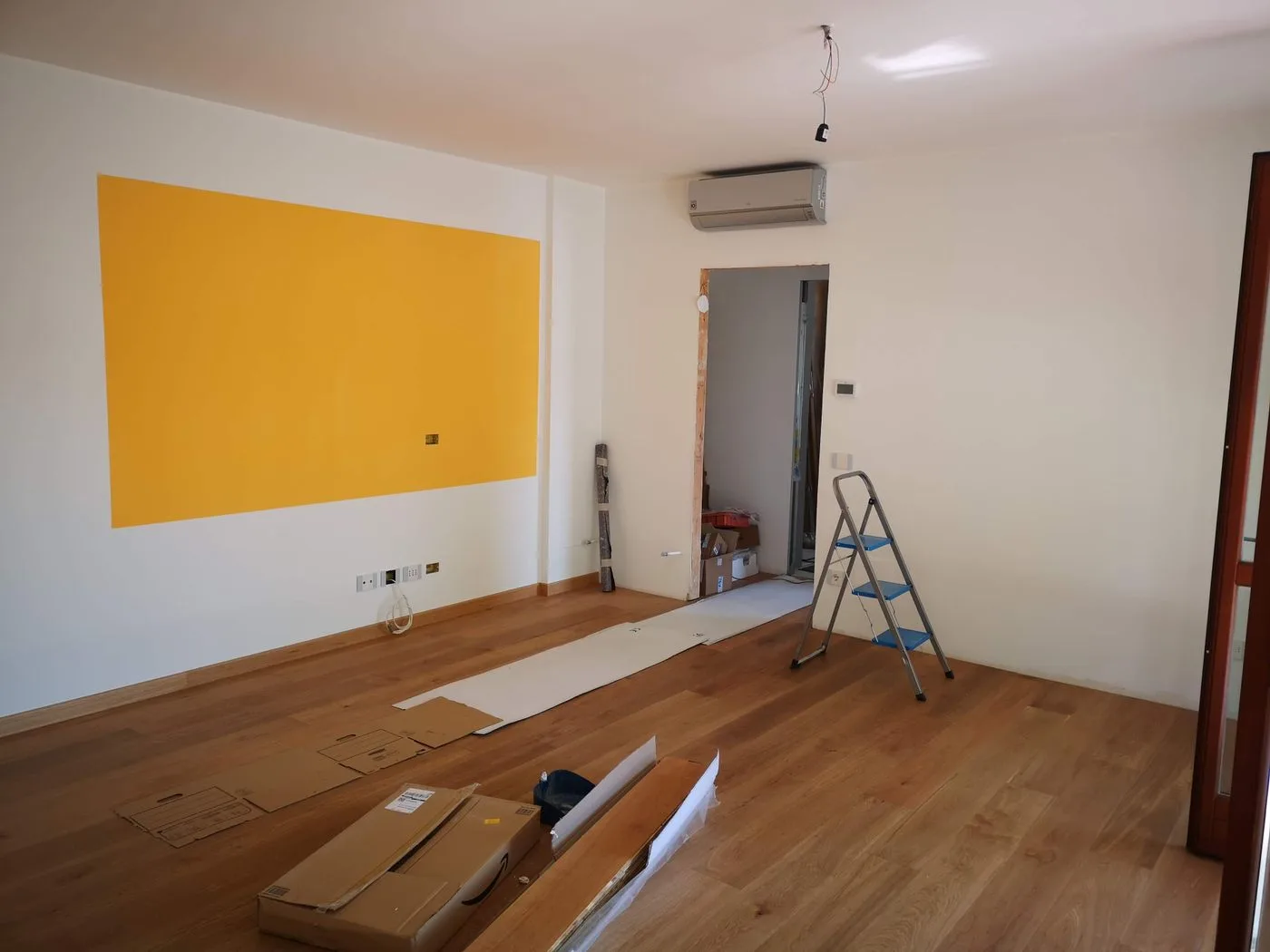 Apartamento em preparação para acabamentos, com escada e materiais.